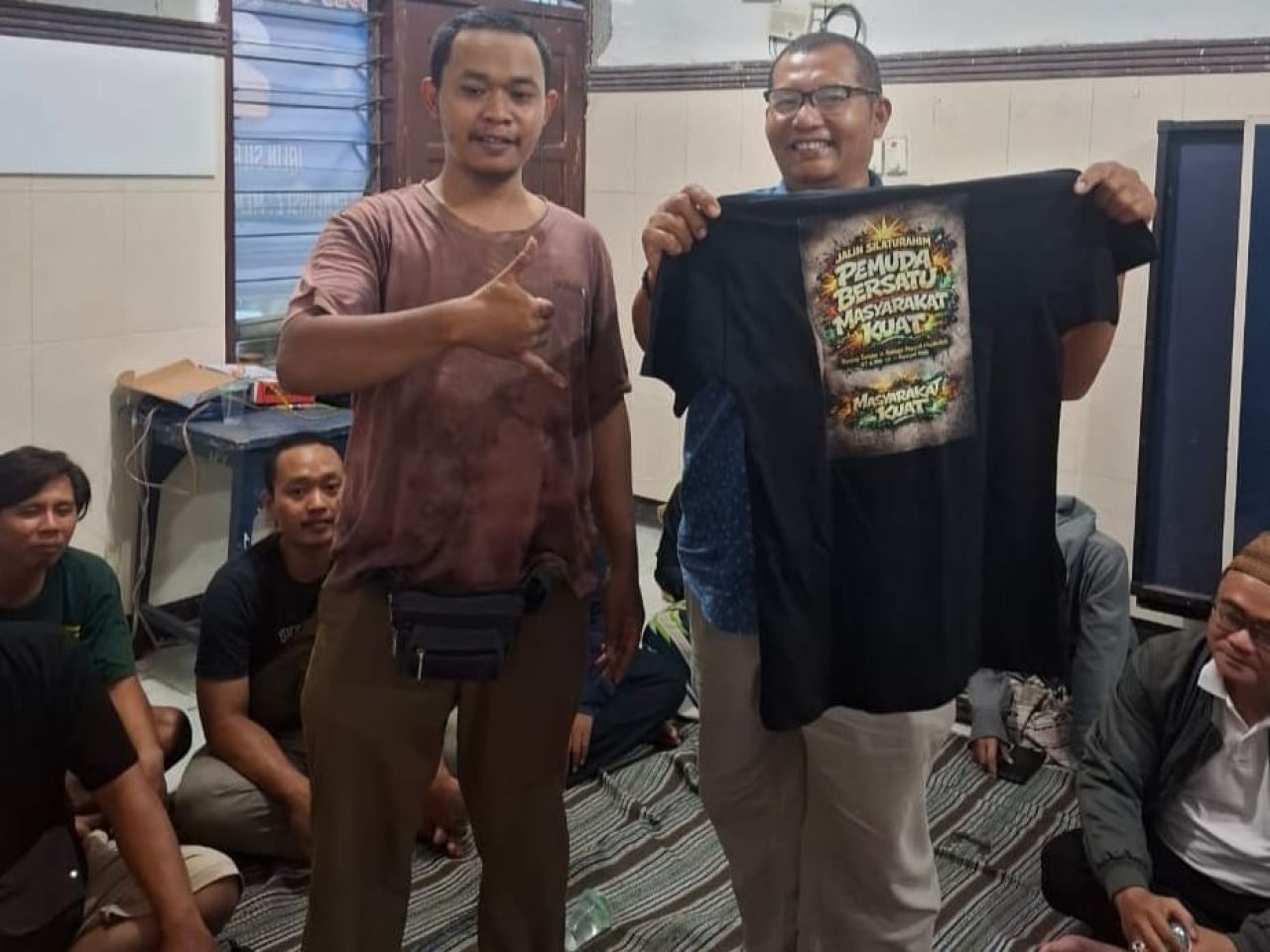 Karang Taruna dan Remaja Masjid Ngagel Rejo Luncurkan Produk Kaos Distro