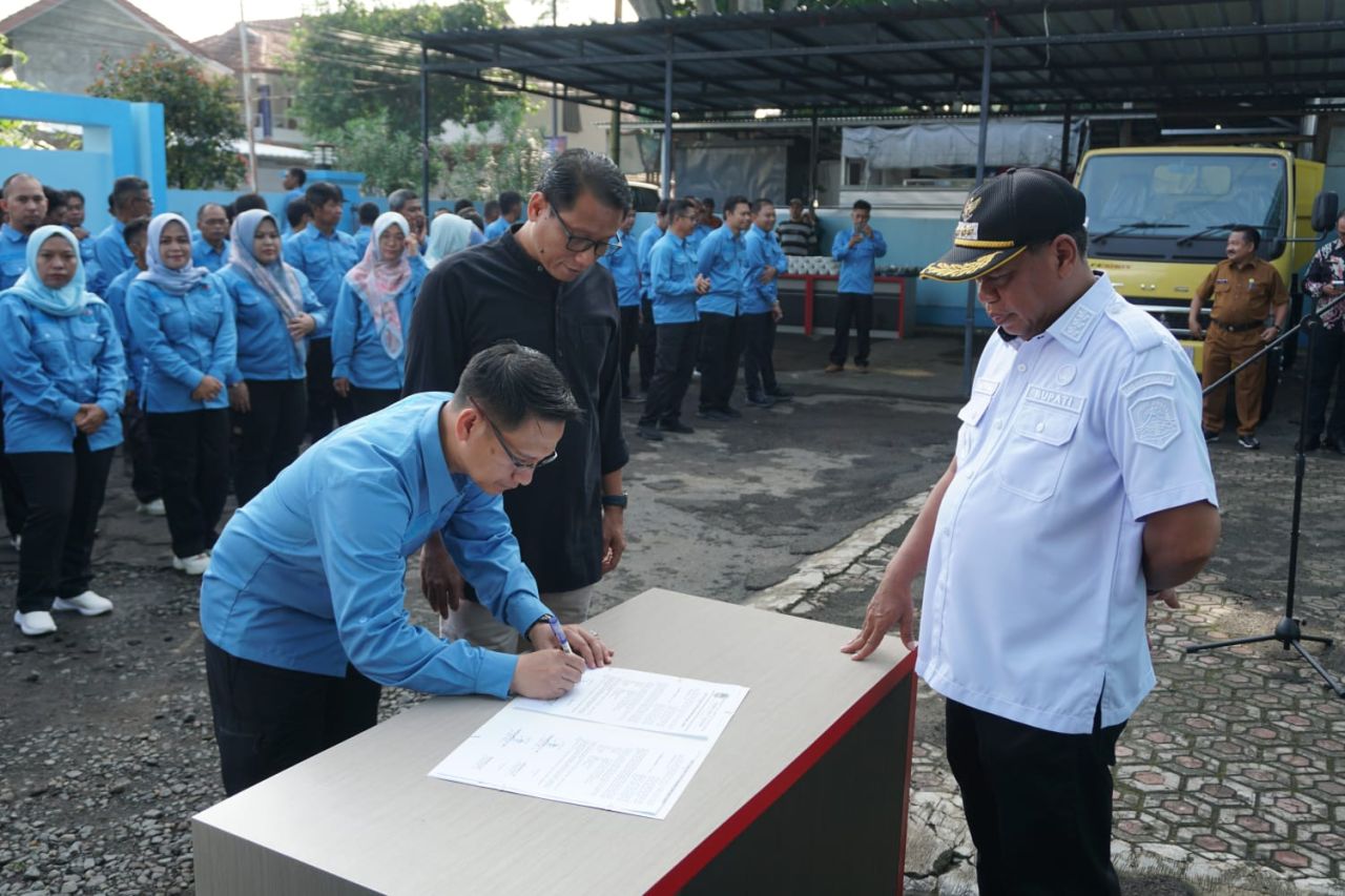 Tingkatkan Kualitas Kebersihan, DLH Majalengka Terima Bantuan Truk Sampah