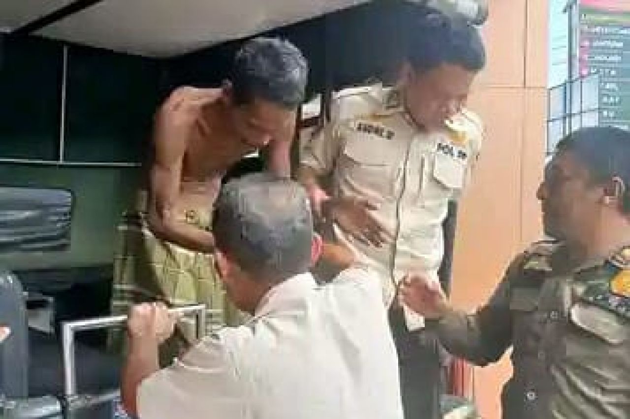 Satpol PP Pemalang saat menangani ODGJ