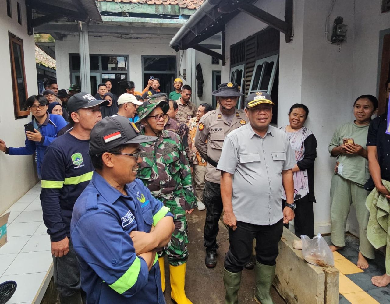 Bupati Majalengka Tinjau Korban Banjir di Desa Kasturi Cikijing