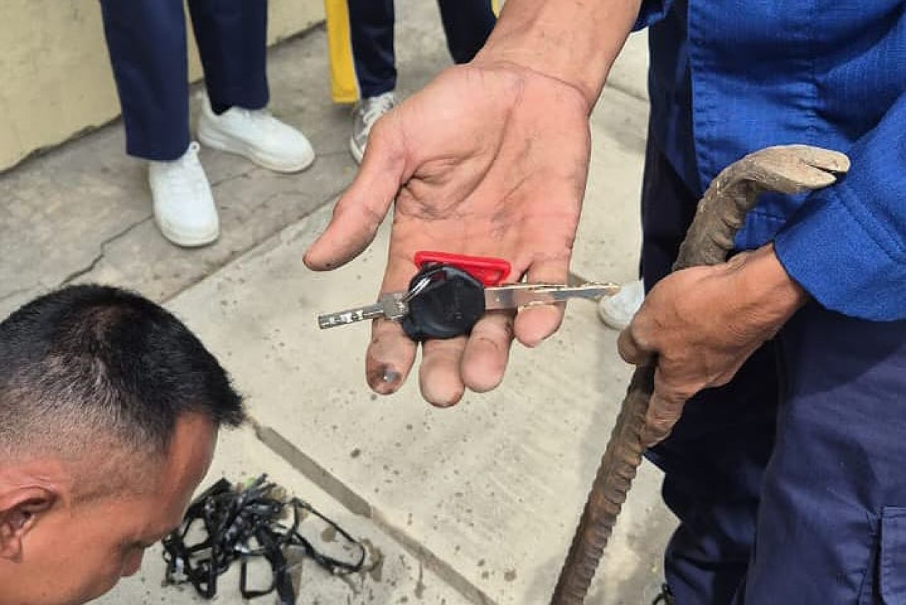 Kunci Motor Kecemplung di Saluran Air, Warga Lapor Ke Damkar