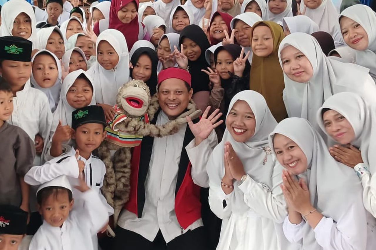 Muhtamam Hasani ketua Kampung Dongeng Kabupaten Pemalang bersama siswa sekolah