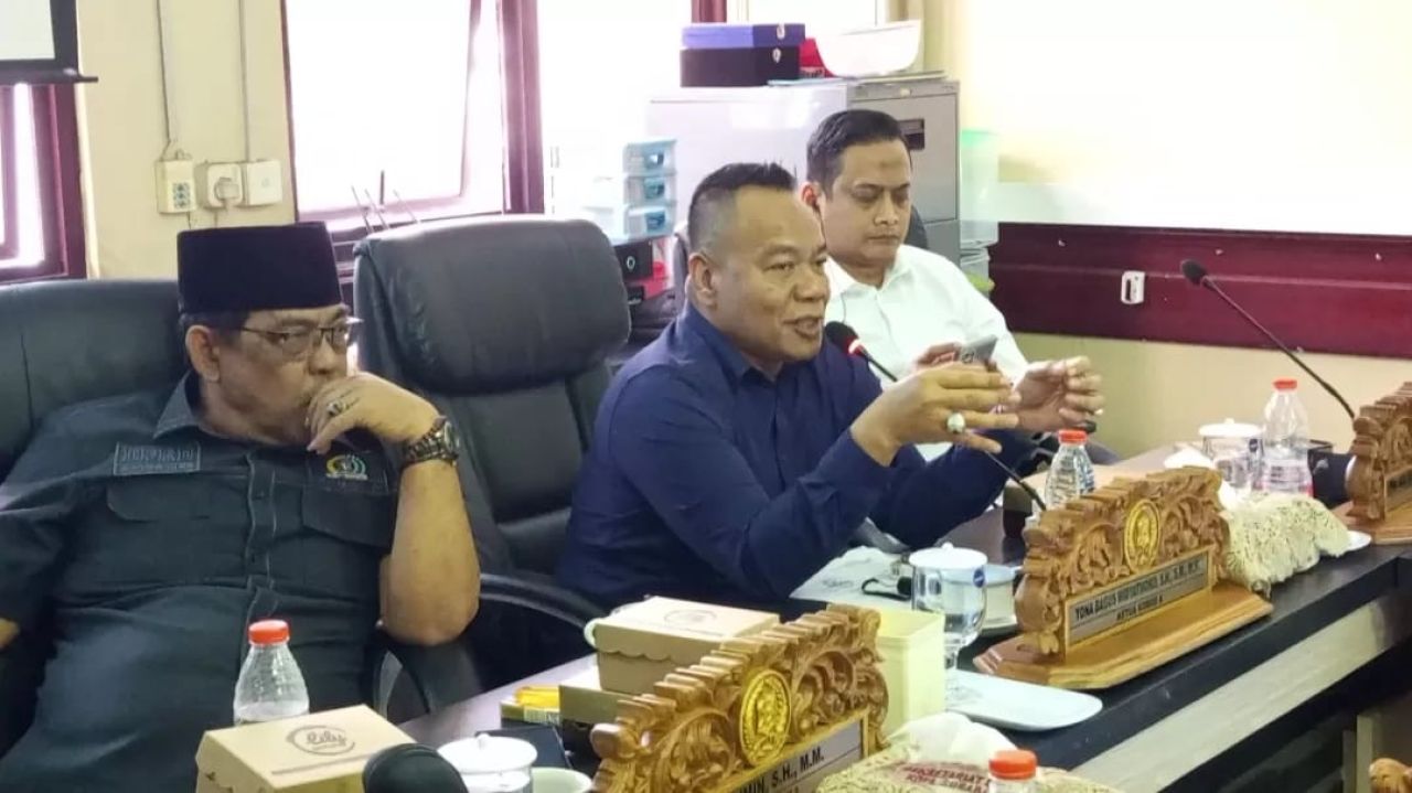 Yona Bagus Widyatmoko (tengah)