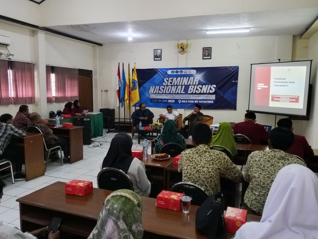 Antusiasme para peserta saat mengikuti kegiatan seminar nasional bisnis