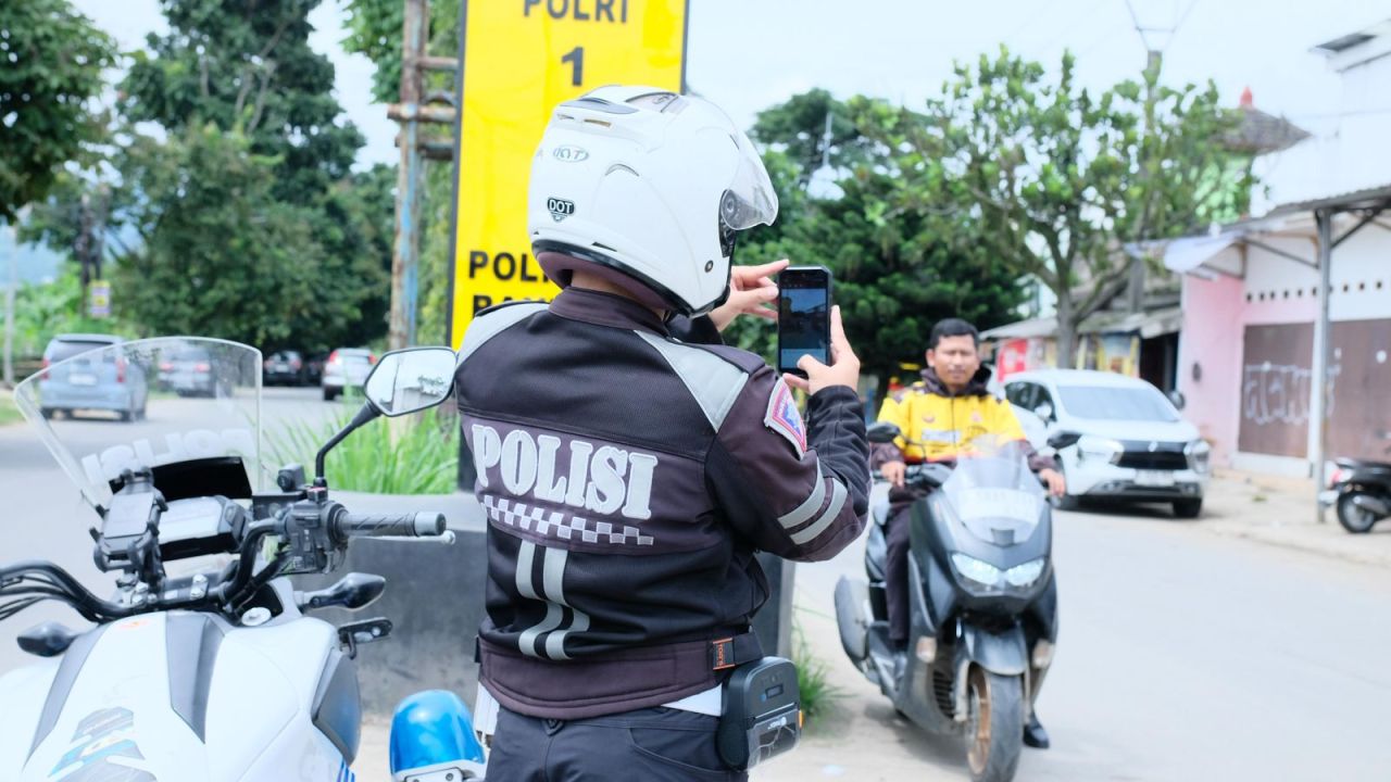 Satlantas Polresta Bandung Uji Coba Tilang Elektronik Genggam ETLE Handheld