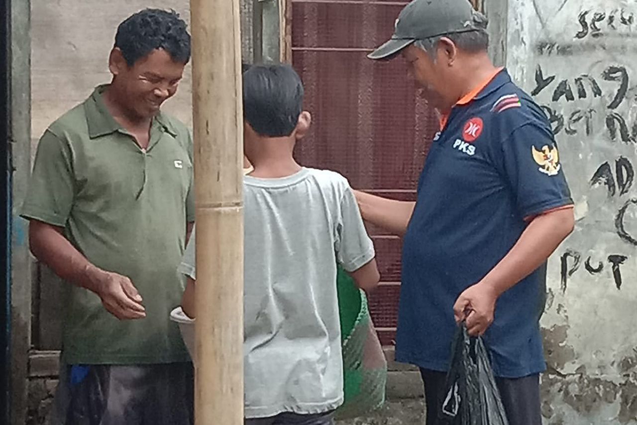 PKS bagikan nasi bungkus ke warga terdampak banjir Pemalang