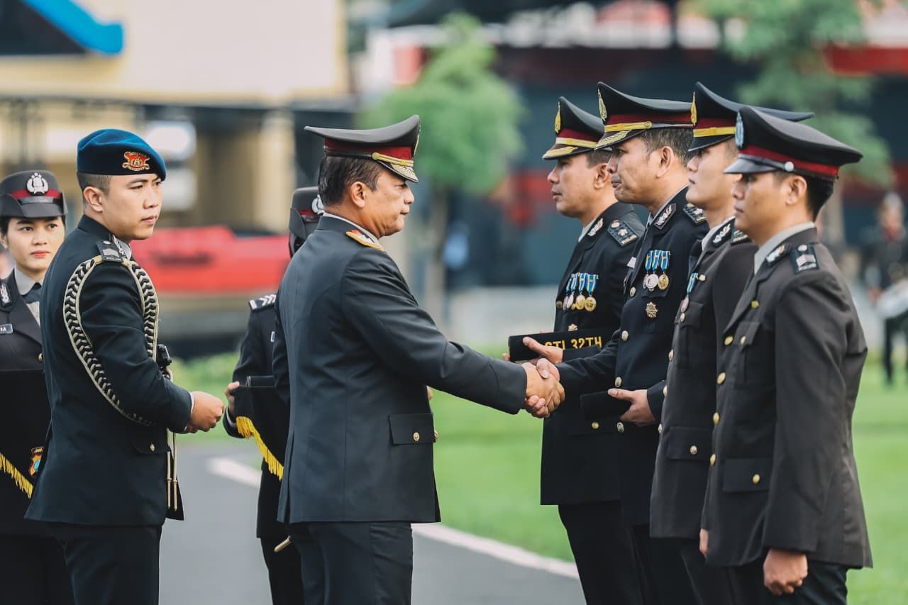 Anugerahkan Tanda Kehormatan kepada Personel