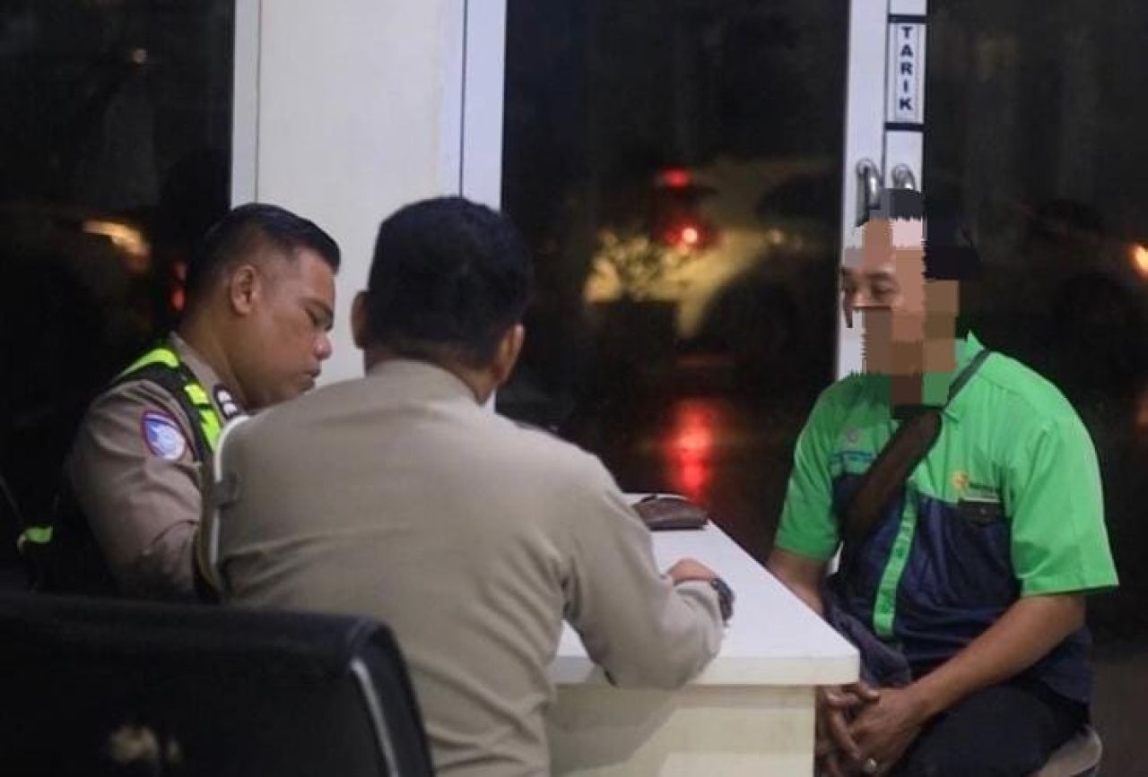 Sopir Bus Trans Jatim saat diamankan polisi