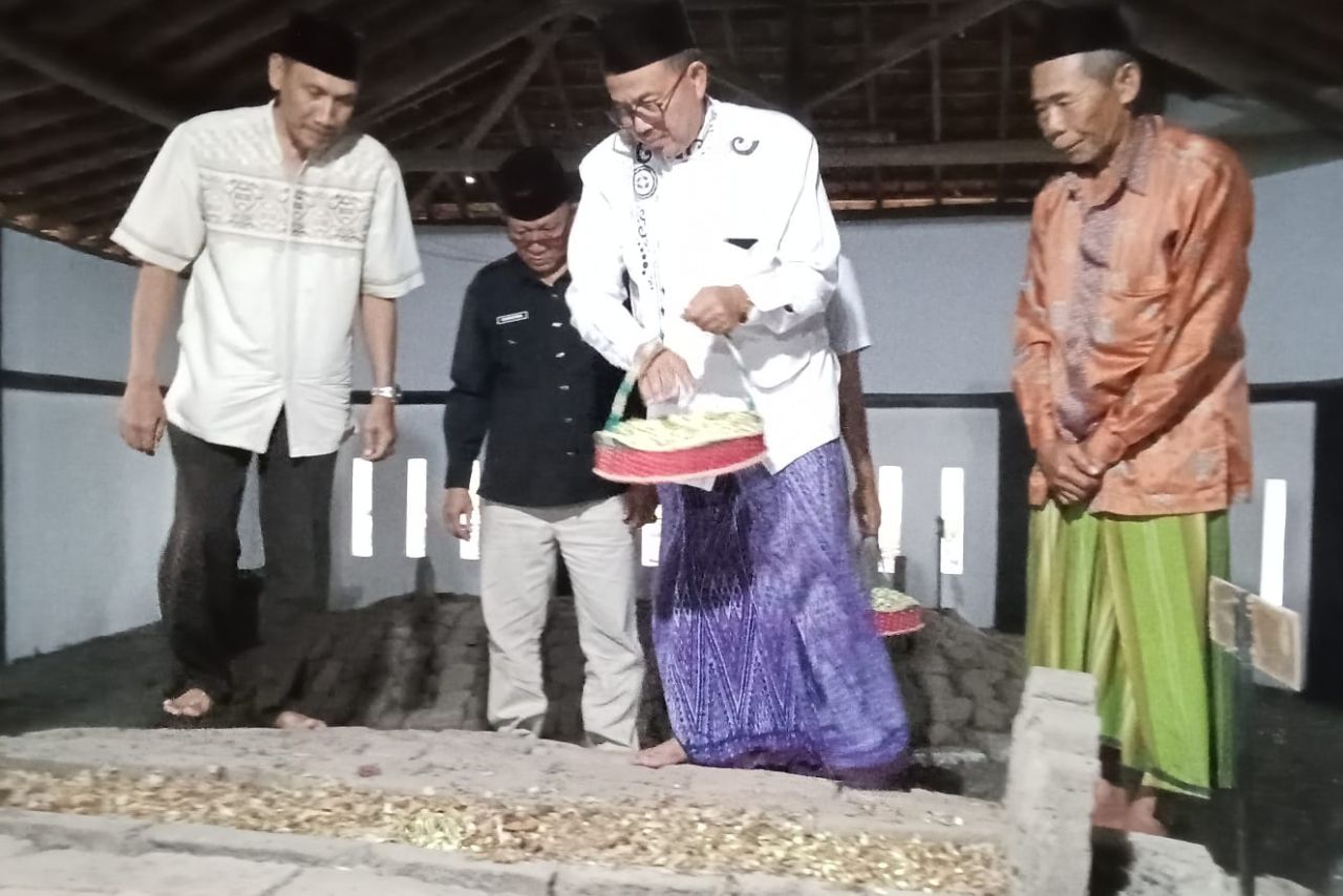Kadis Pendidikan Pemalang Ziarah Ke Makam Leluhur Edukasi Generasi Penerus