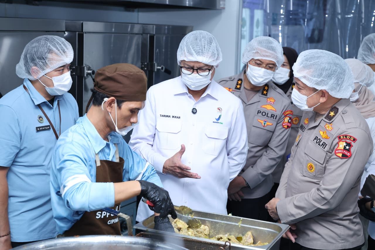 Pengolahan makanan bergizi gratis yang disiapkan di dapur SPPG Polri Cipinang