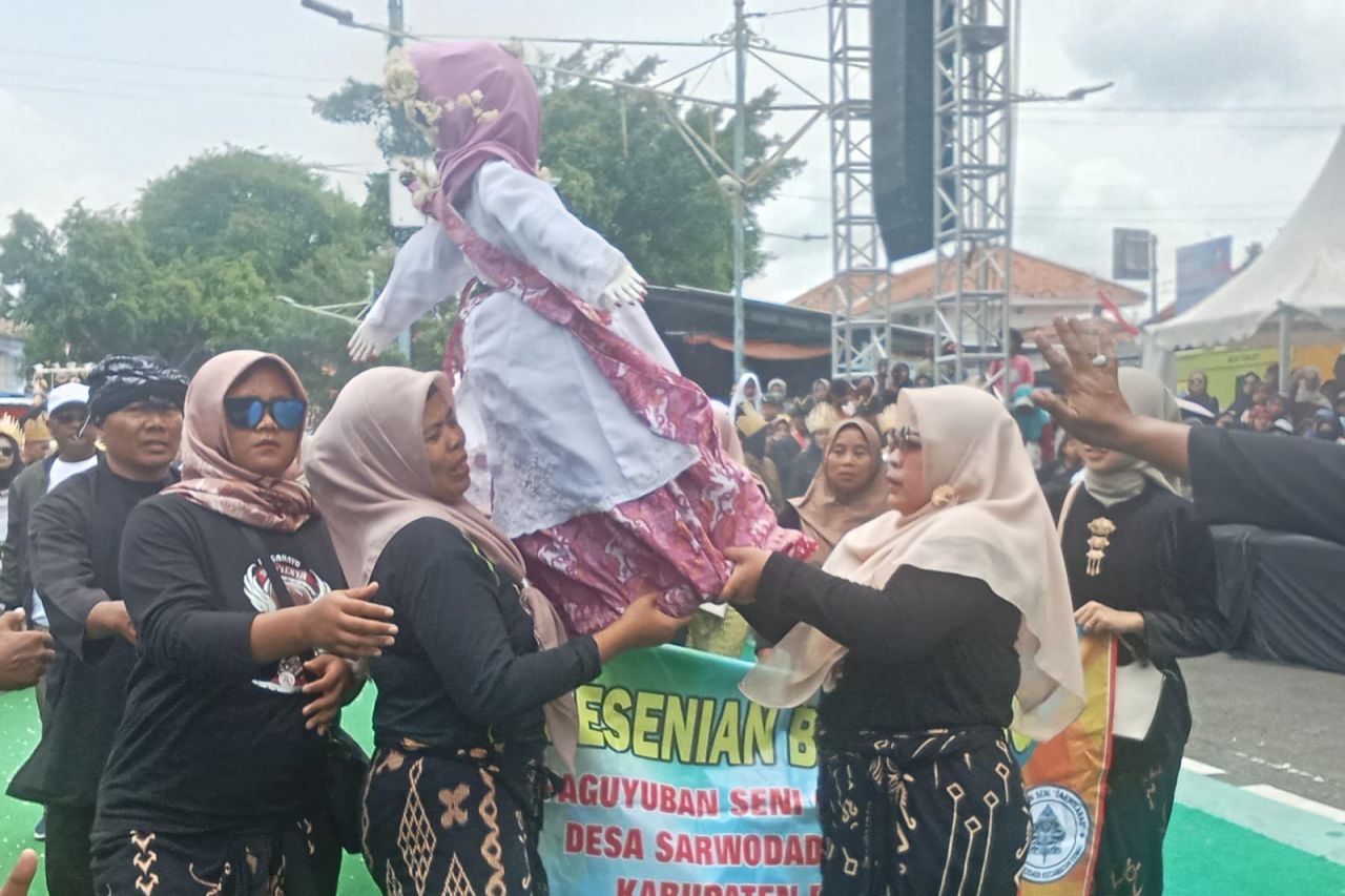 Bikin Merinding Boneka Brendung Kaso Meronta-ronta Ikut Kirab Hari Jadi Kabupaten Pemalang