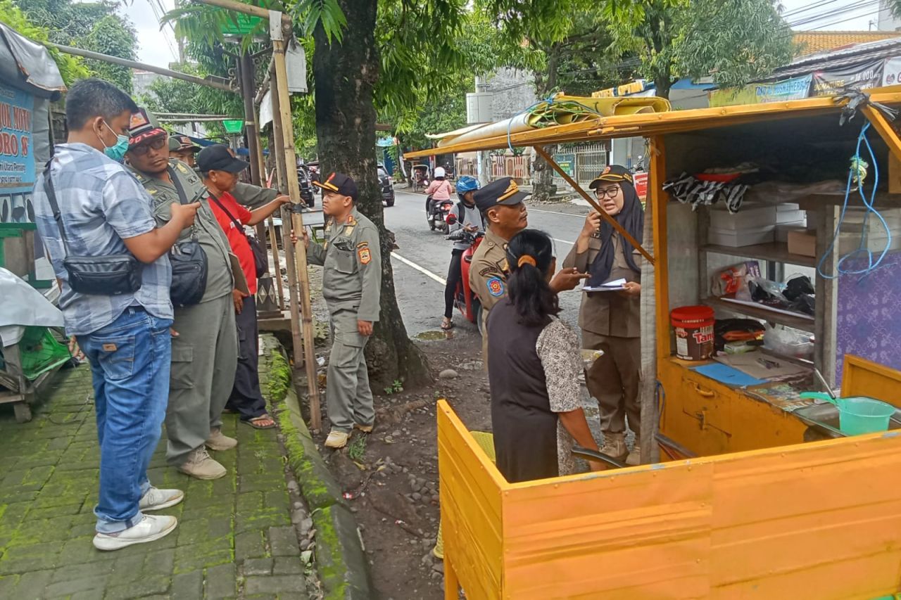 Tim Gabungan Satpol PP Tegur Pelaku Usaha Bandel, Tutupi Trotoar