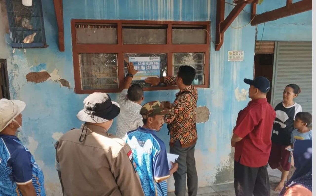 Pemasangan stiker Simpatik Paman Bansos