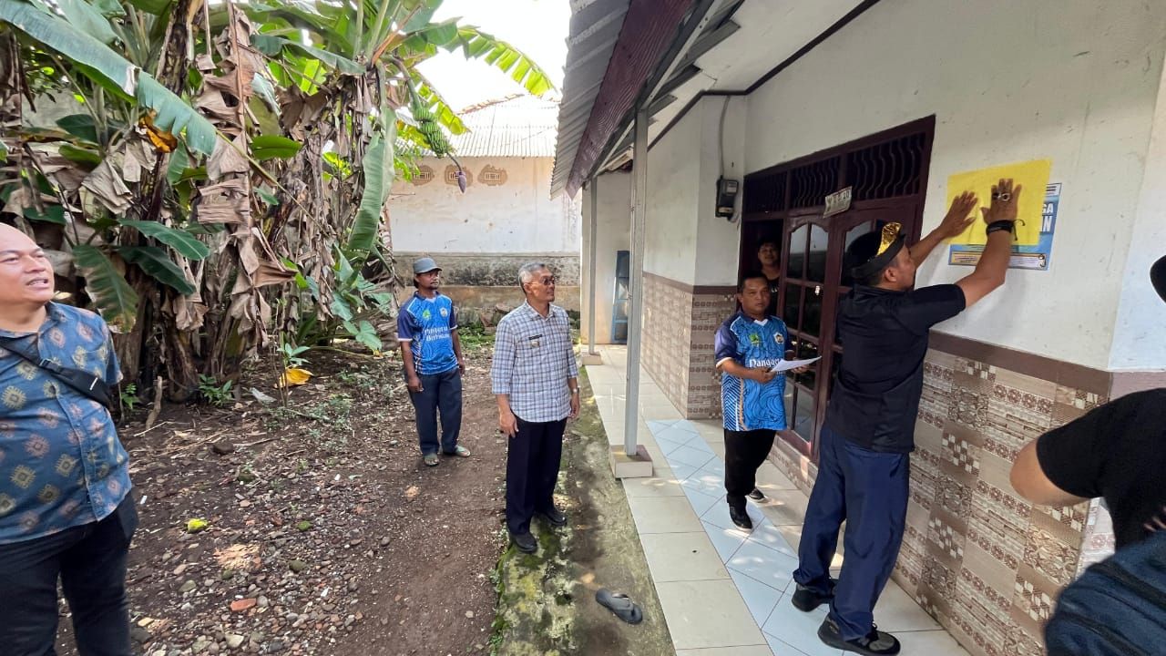 Petugas saat memasang stiker bansos