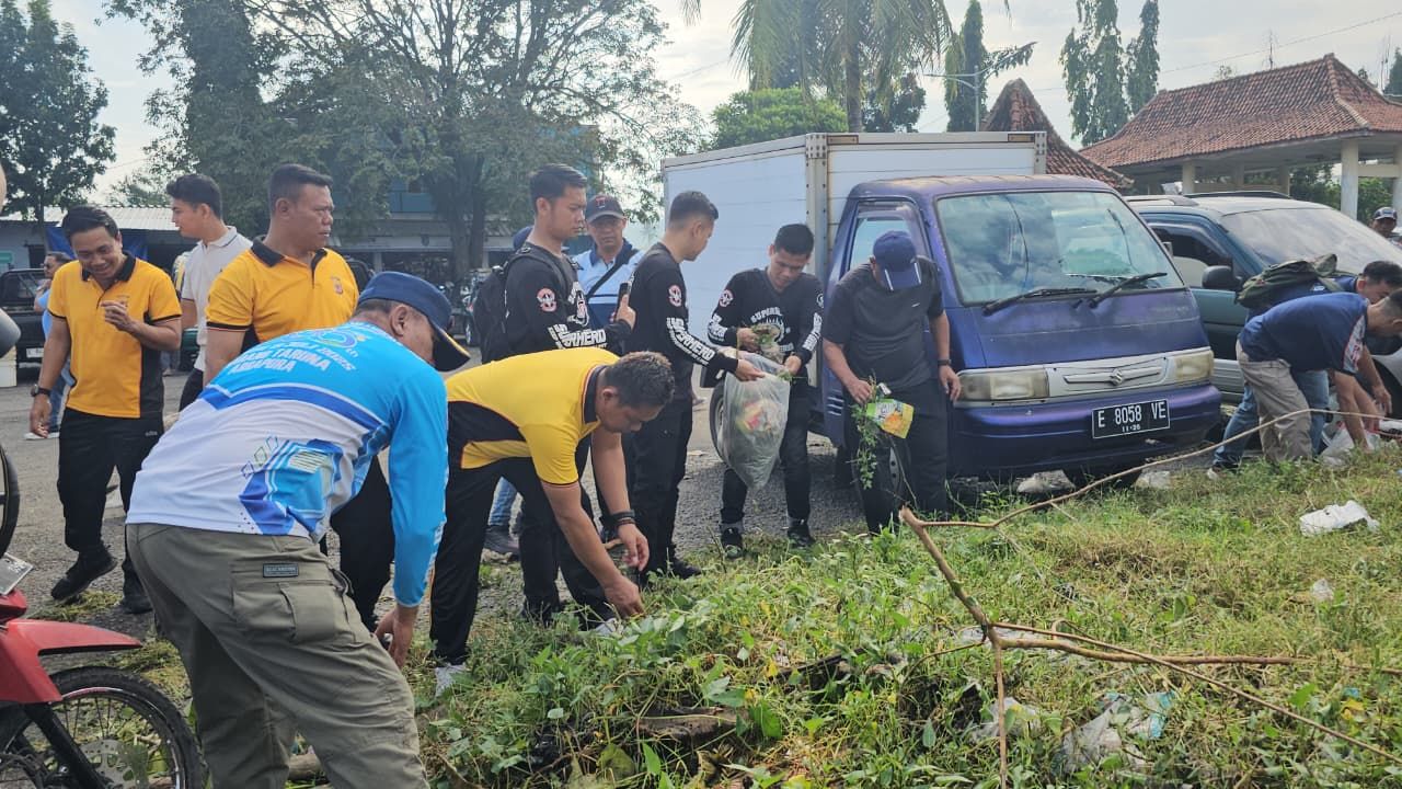 Kolaborasi Geber Jumat, Pemkab Majalengka Bersihkan Pasar Cigasong