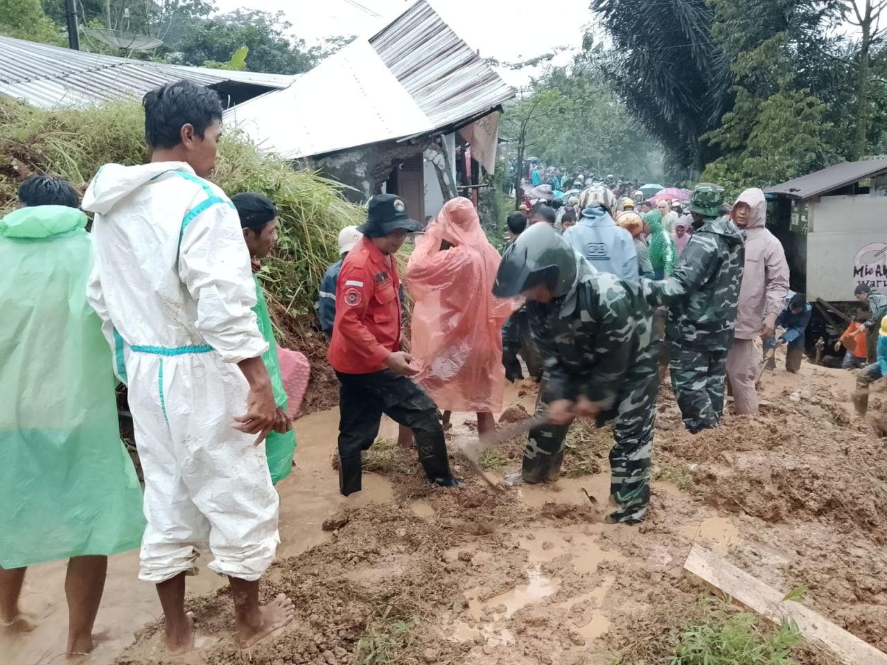 Evakuasi Y dan KPY oleh pihak terkait dan warga