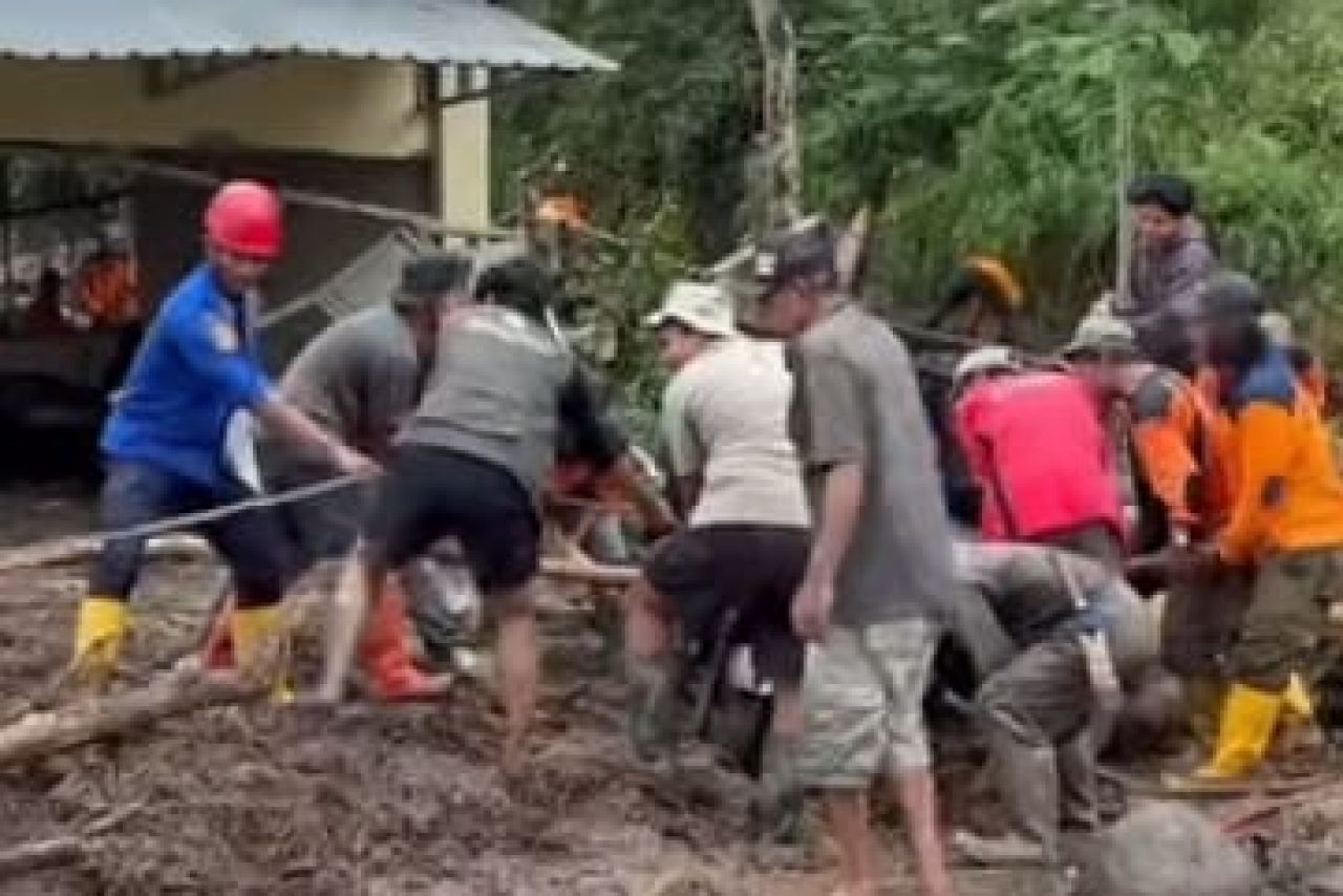 Damkar dan warga bersihkan sisa lumpur di permukiman warga