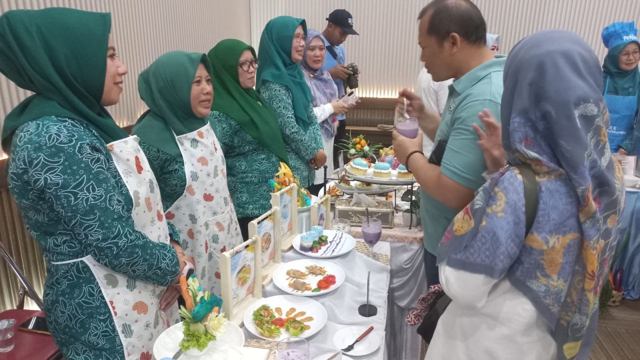 Bupati Eman saat meninjau lomba olahan Ikan Lele