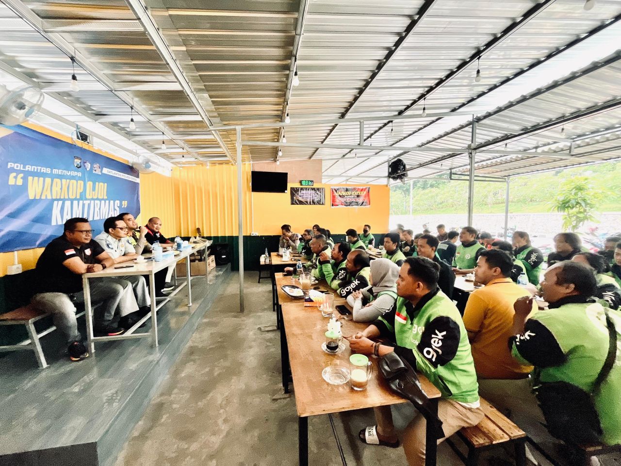 Edukatif di Warkop Exceed Underpass GKB, Kabupaten Gresik.