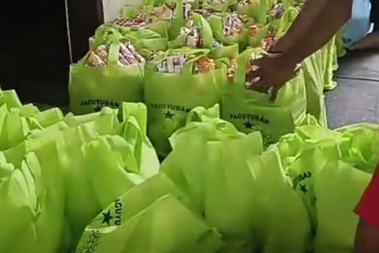 Paket sembako untuk warga di bulan Ramadhan