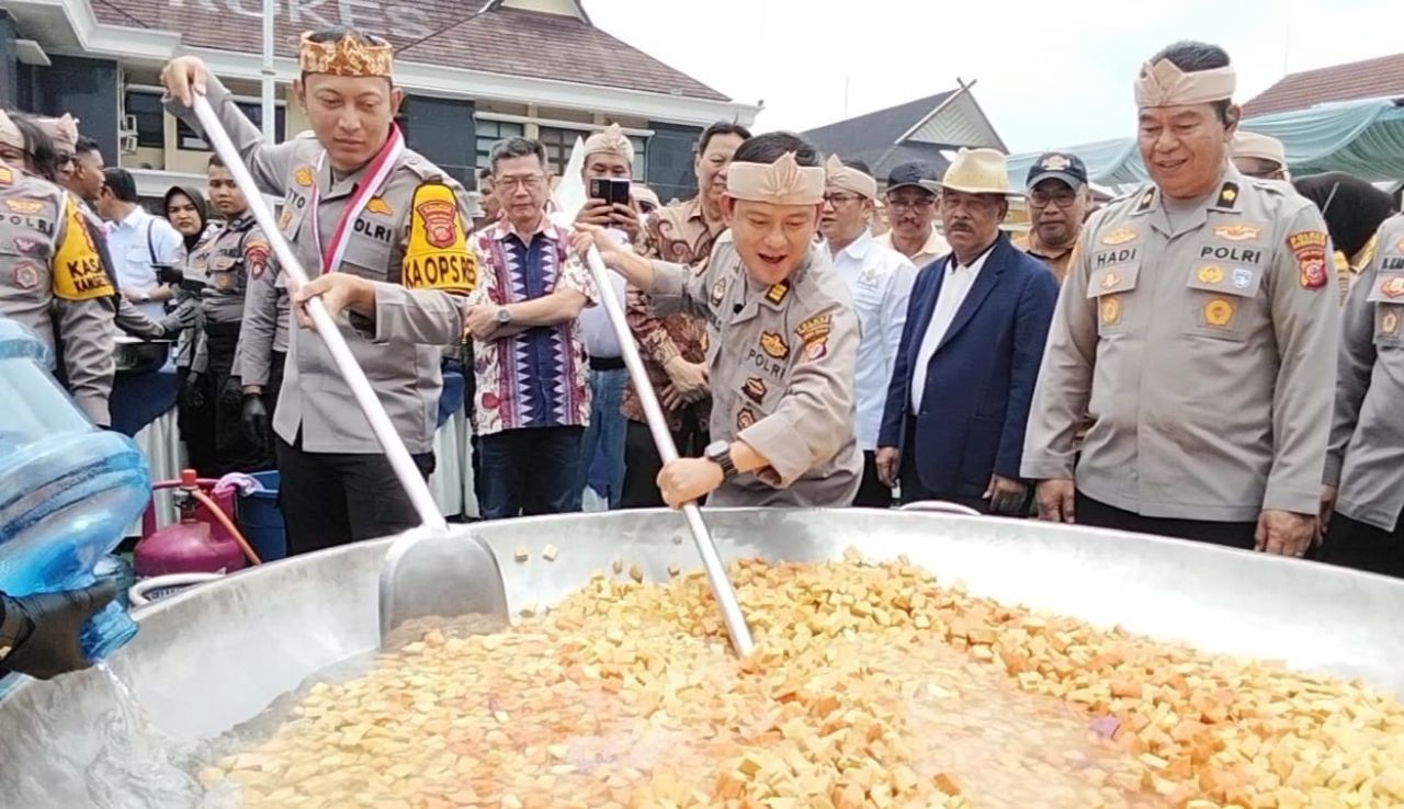 Masak besar Polres Sumedang dan Bobon Santoso