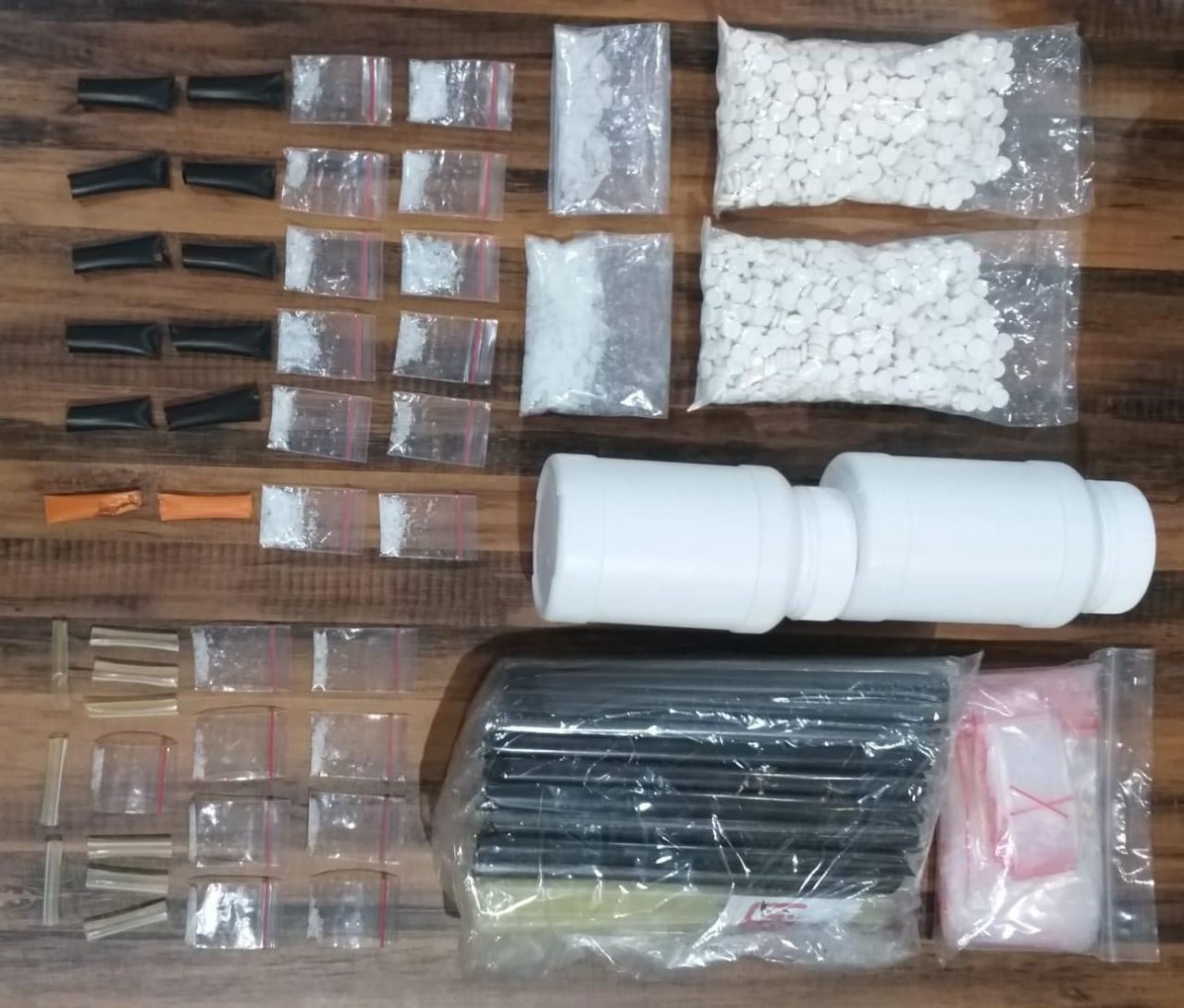 barang sitaan sabu dan pil LL yang diamankan polisi