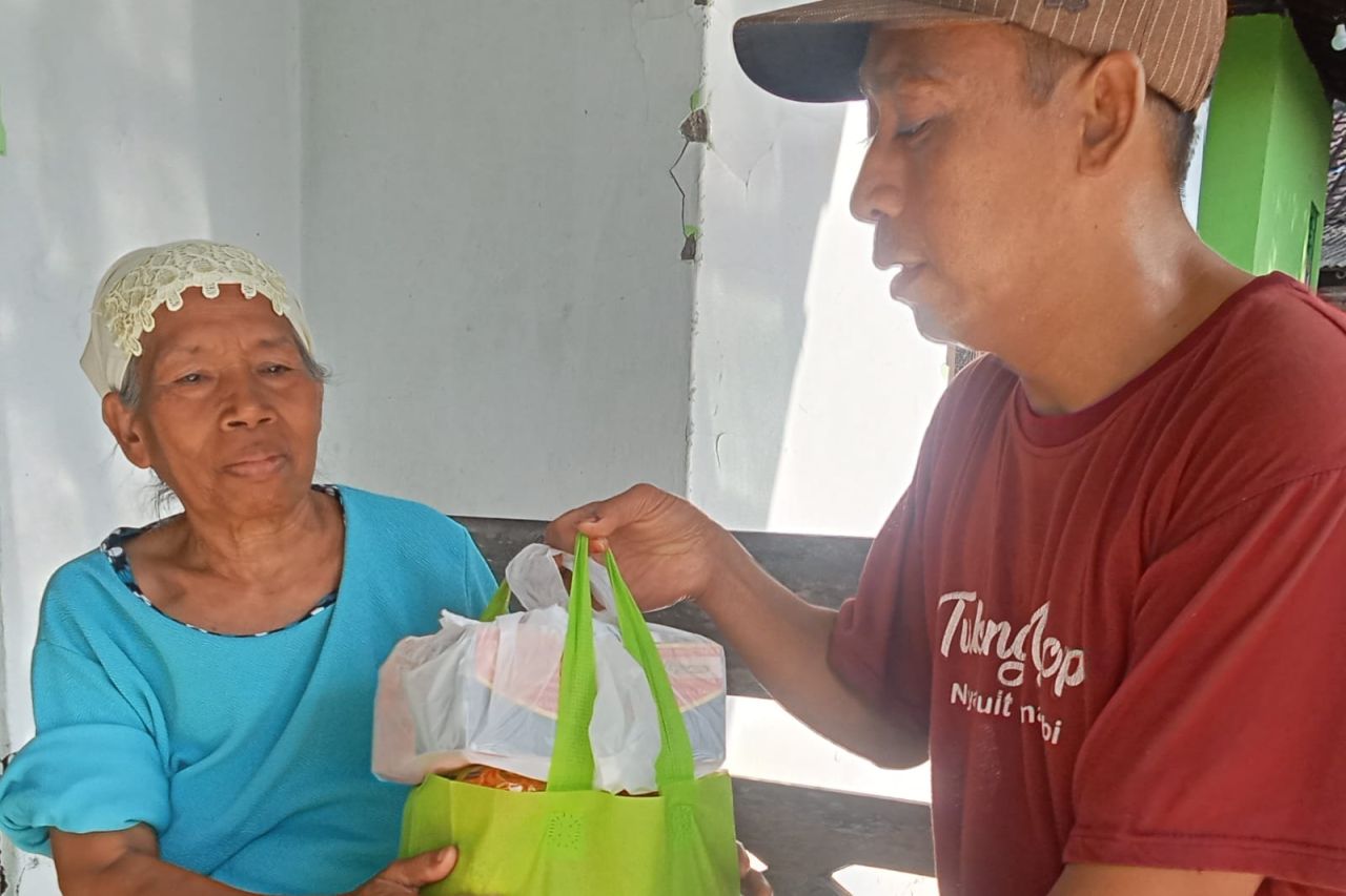 Paguyuban Amal Bakti Cibelok membagikan ratusan paket sembako kepada masyarakat