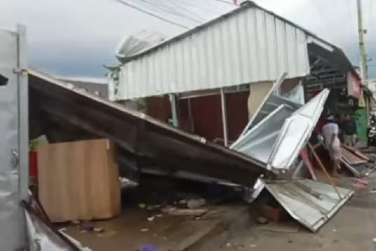 Rumah warga porak-poranda akibat puting beliung