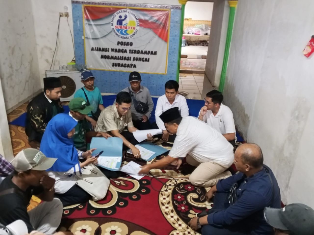 LBH Ansor Jatim saat mengawal warga terkait polemik penandaan rumah di Kalianak