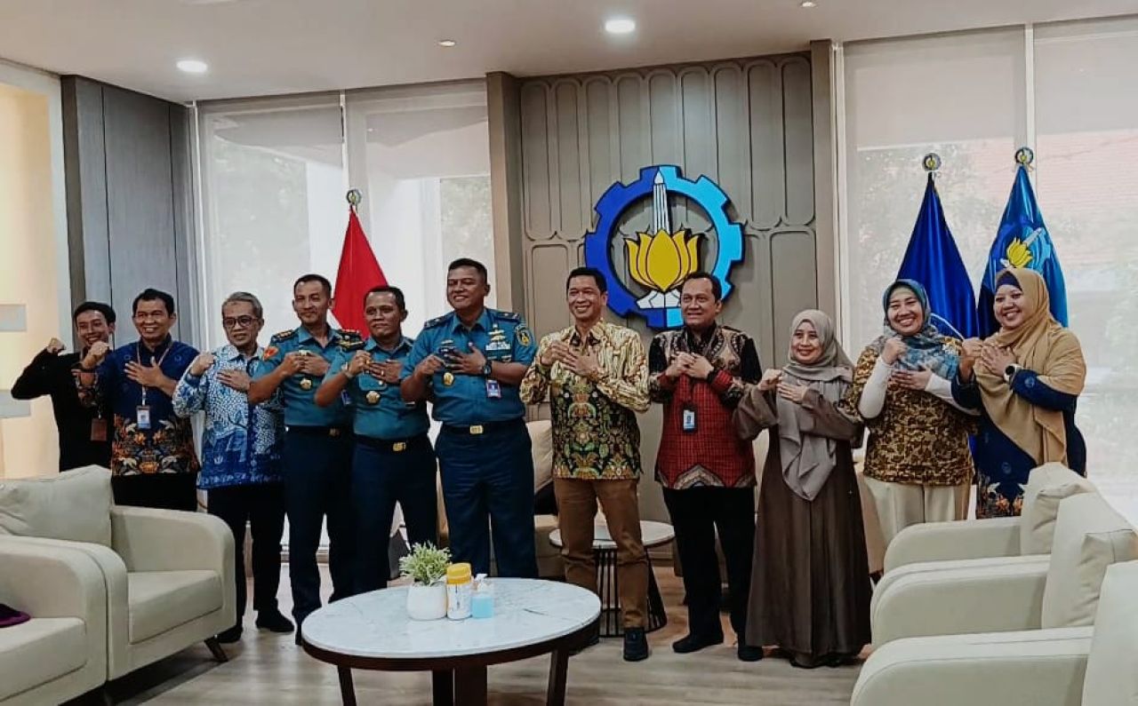 Agenda Courtesy Visit jajaran AAL di Ruang Rektor ITS, dalam rangka kerja sama pengembangan Pusat Studi Perang Drone.