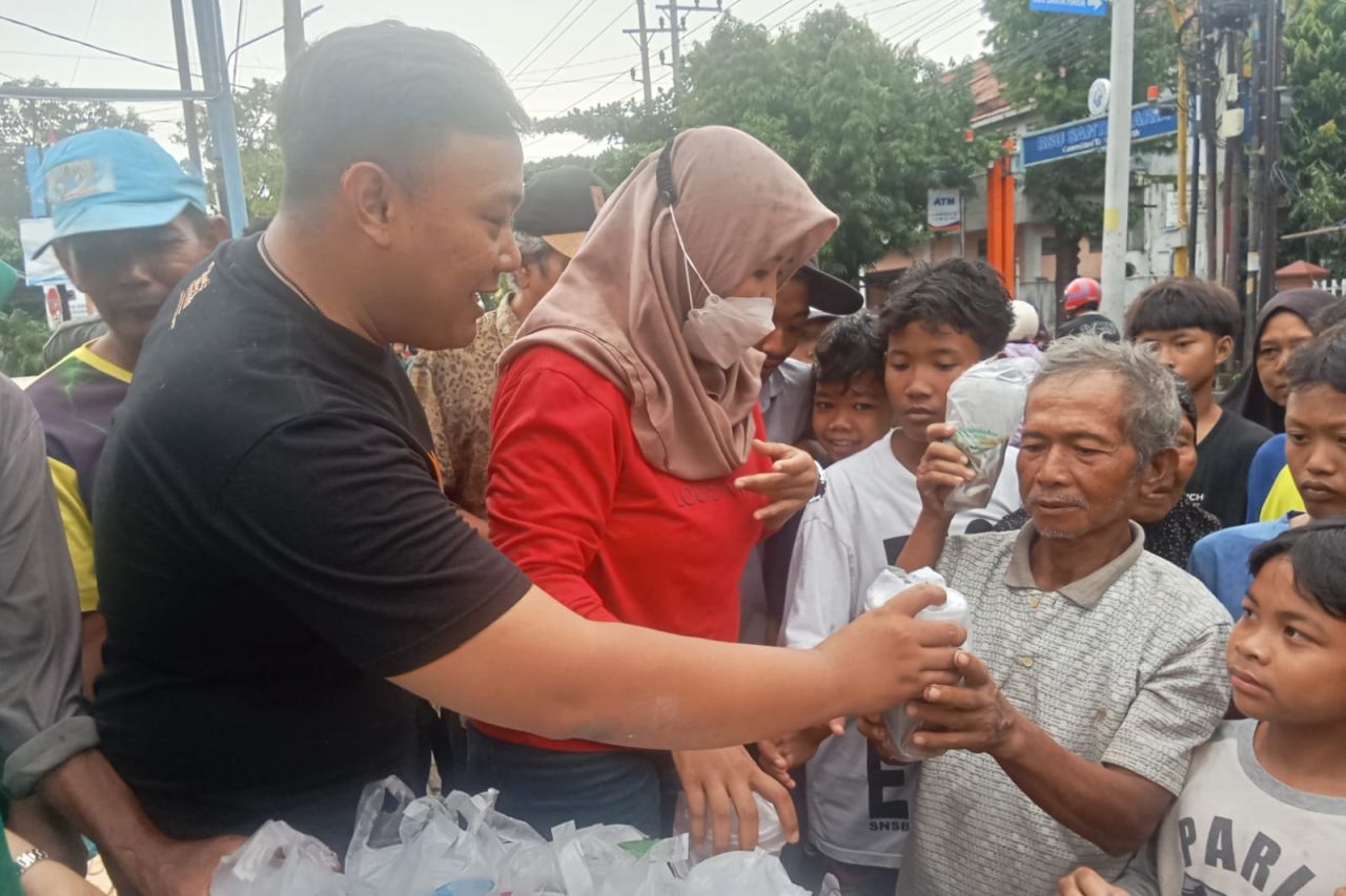 Kelurahan Mulyoharjo bagikan takjil