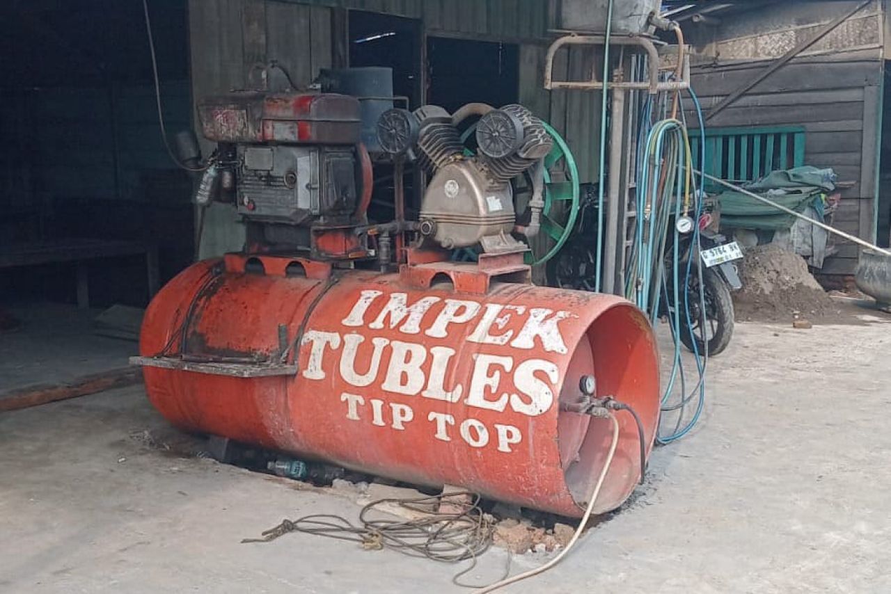 Tambal ban di jalur Pantura Pemalang