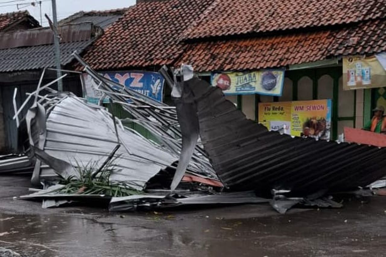 Hujan deras porak-porandakan beberapa bangunan di Pemalang