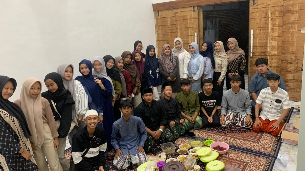 Buka bersama murid kelas X-4 MAN 6 Jombang bersama Guru Indah