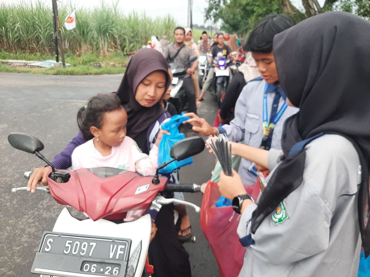 OSIS MAN 6 Jombang bagikan takjil