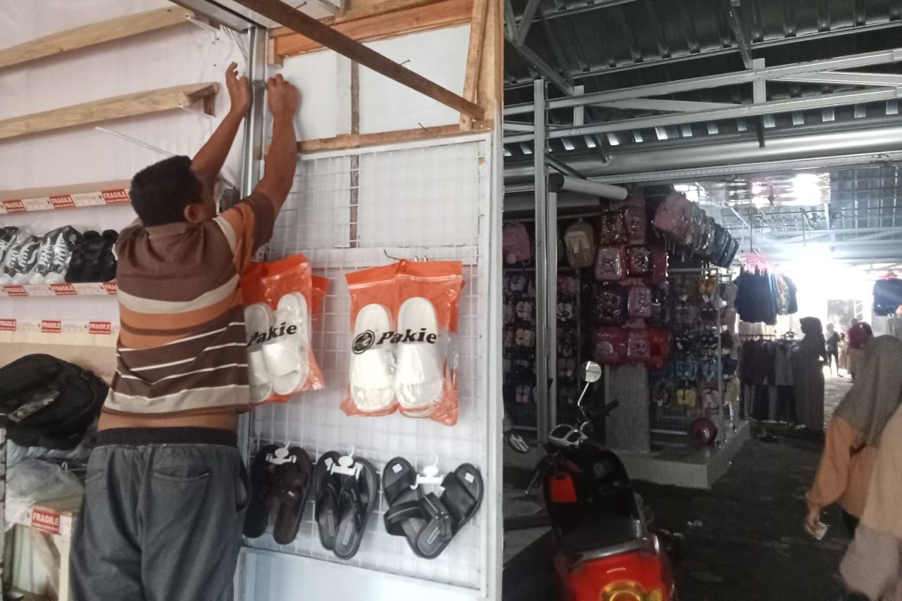 Pedagang pasar pagi Pemalang perbaiki kios