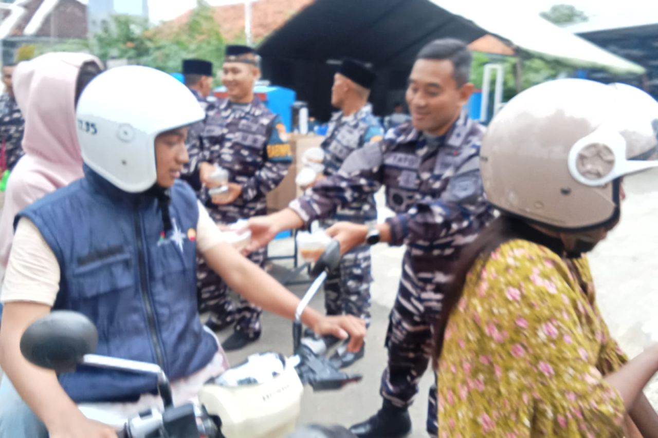 Lanal Tegal bagikan takjil kepada masyarakat