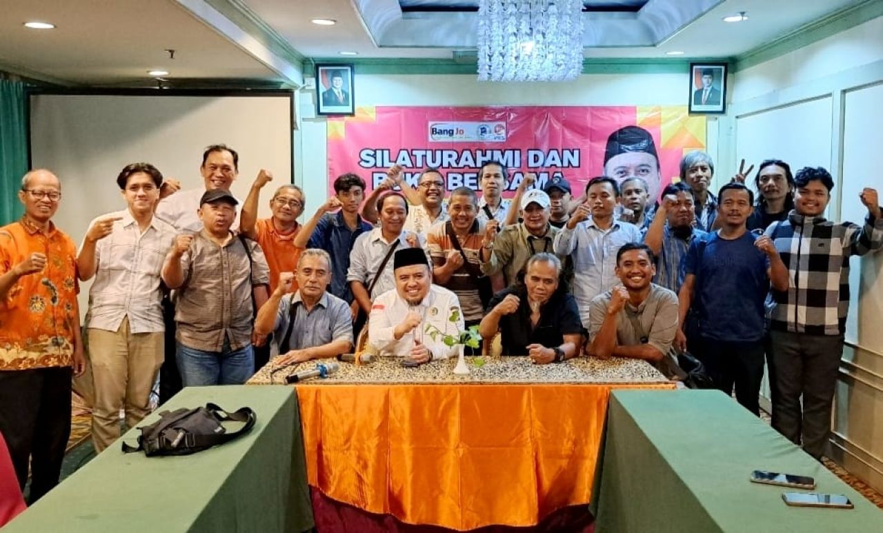 Johari Mustawan bersama jurnalis dewan Surabaya