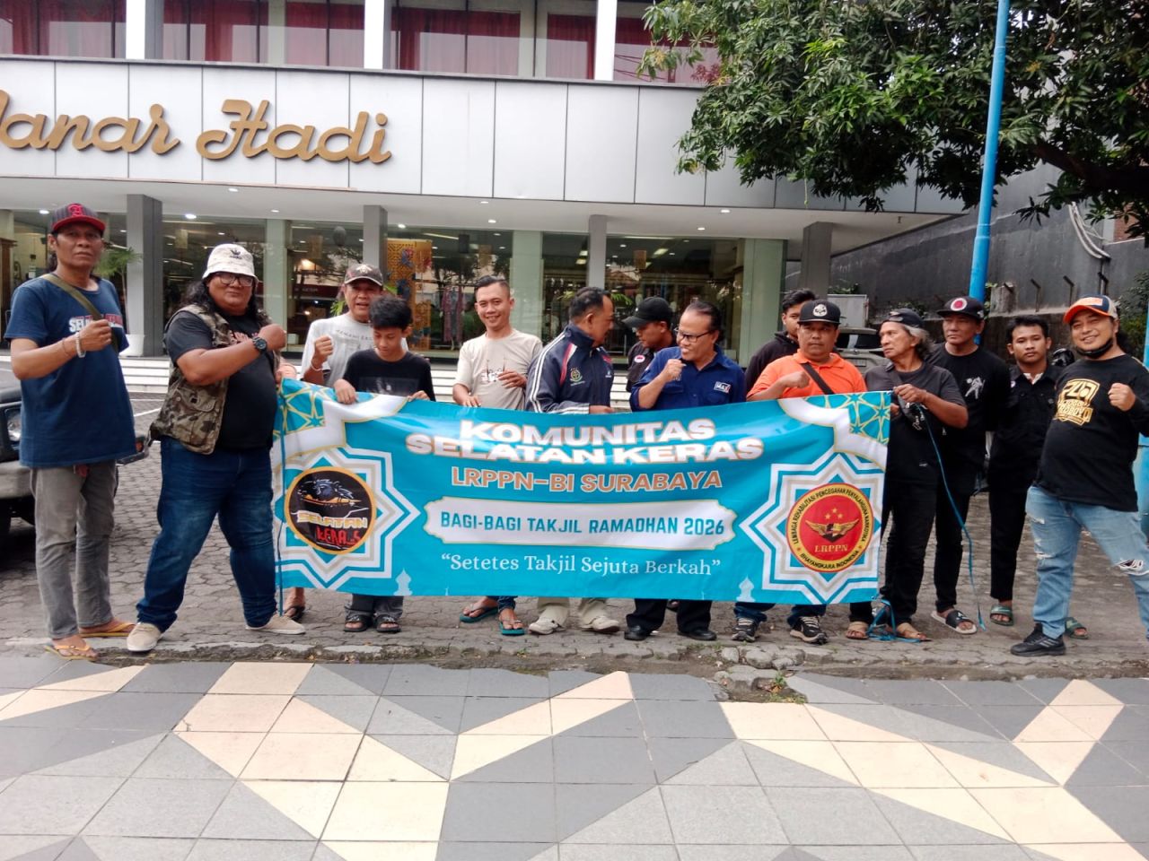 Komunitas Selatan Keras sebelum membagikan takjil