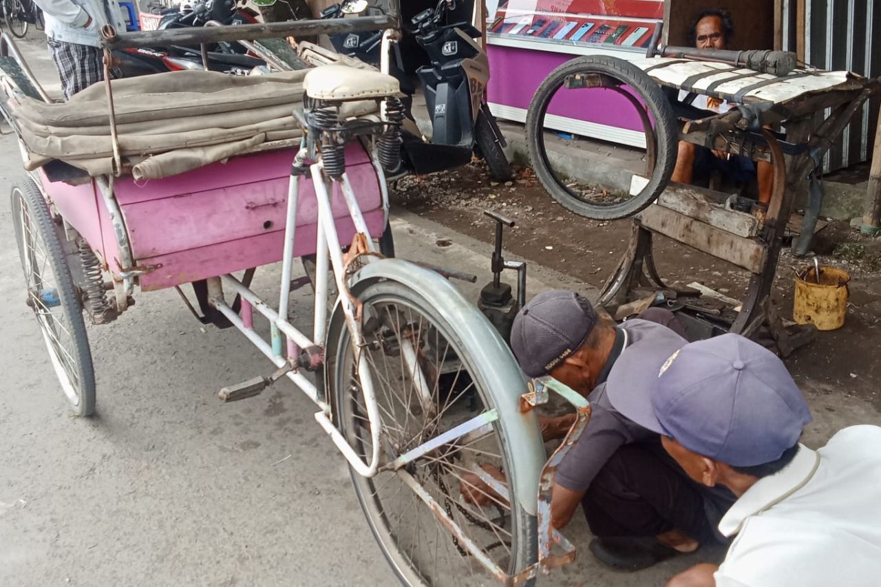 Bengkel Becak Kayuh Semakin Langka di Pemalang