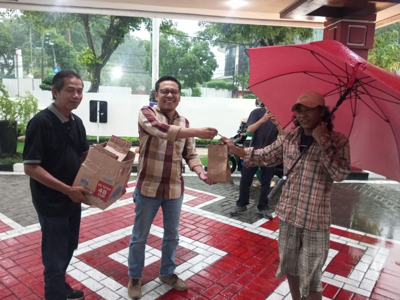 Arif Fathoni bersama Pokja Judes bagikan takjil