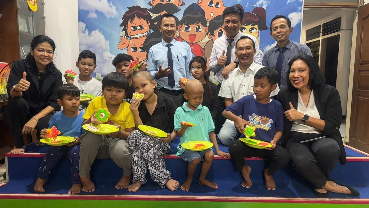 Kegiatan menghias cookies yang digelar Java Paragon Hotel & Residences Surabaya