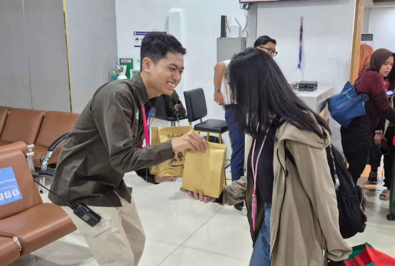 KAI Daop 8 Bagikan 4.000 Takjil Gratis untuk Penumpang KA Selama Mudik Lebaran