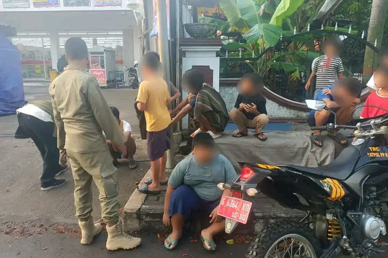 Petugas amankan remaja yang perang petasan