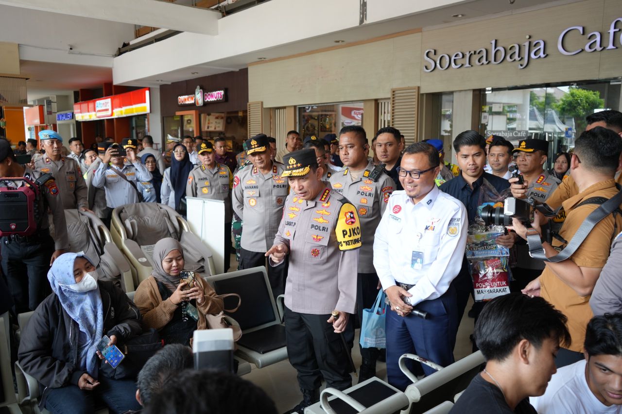 Kapolri saat berinteraksi dengan pemudik di Stasiun Gubeng