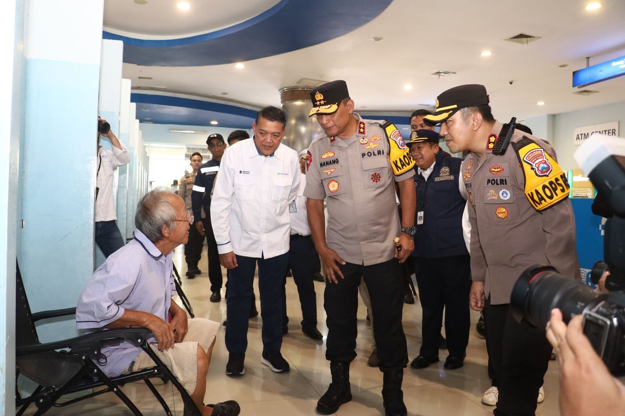 Kapolda Jatim saat melakukan pengecekan pos layanan lebaran