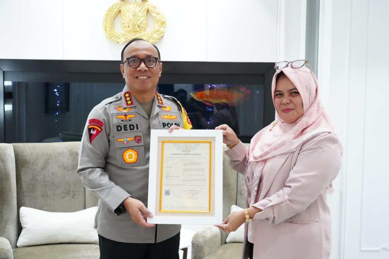 Wakapolri saat menerima sertifikat HAKI