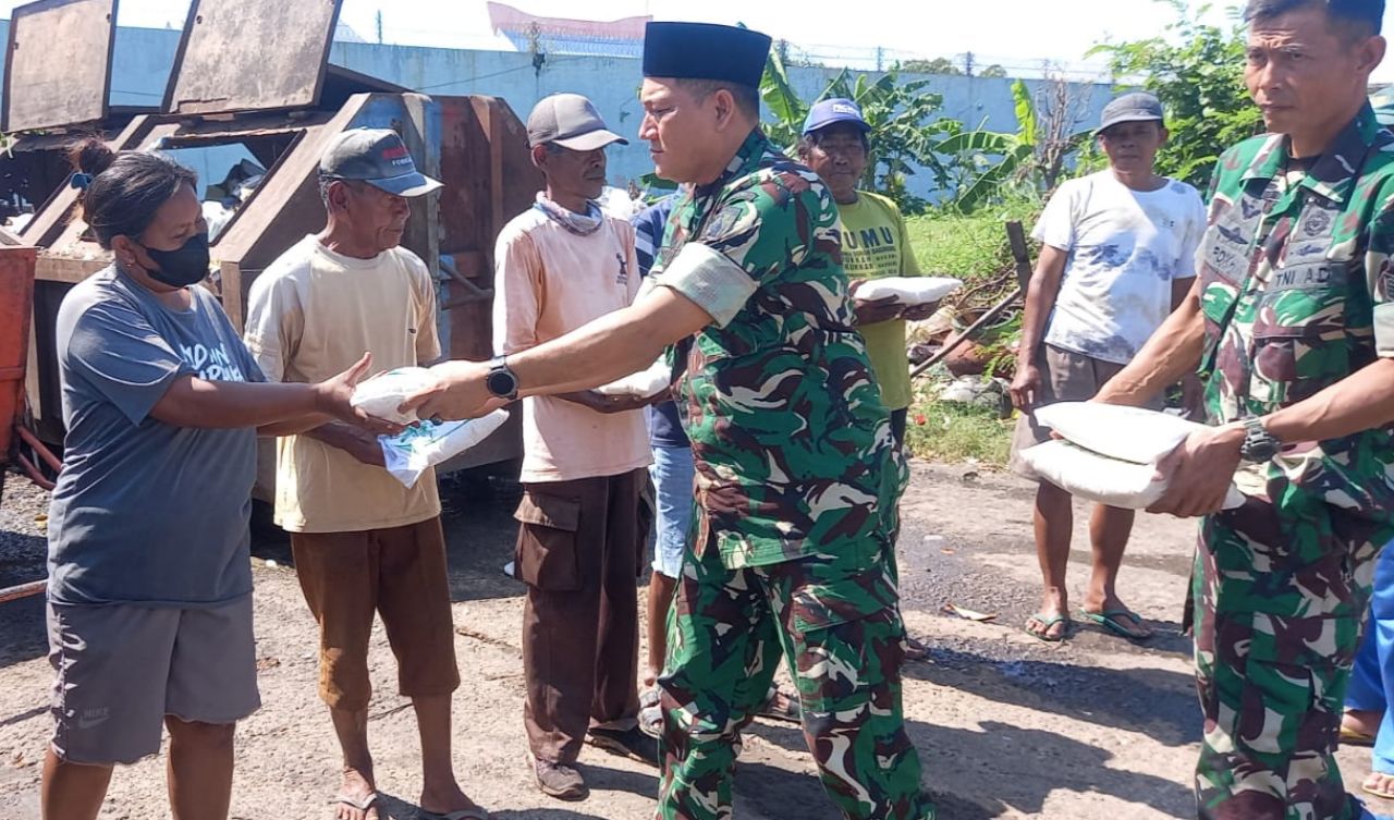 Penyaluran zakat fitrah Korem 081/DSJ