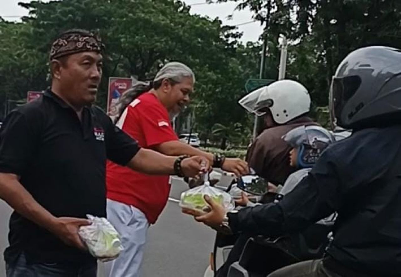 MAKI Jatim saat bagi takjil
