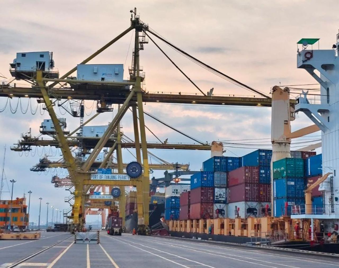 Di Tengah Tekanan Logistik Global, TPS Surabaya Catat Pertumbuhan Februari 2026